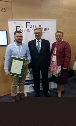 Laureat konkursu wraz z Dyrektorem PUP oraz Wiceministrem Rodziny, Pracy i Polityki Społecznej