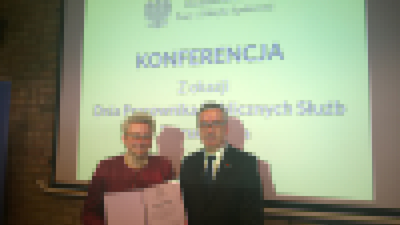 Dyrektor Powiatowego Urzędu Pracy otrzymuje wyróżnienie.