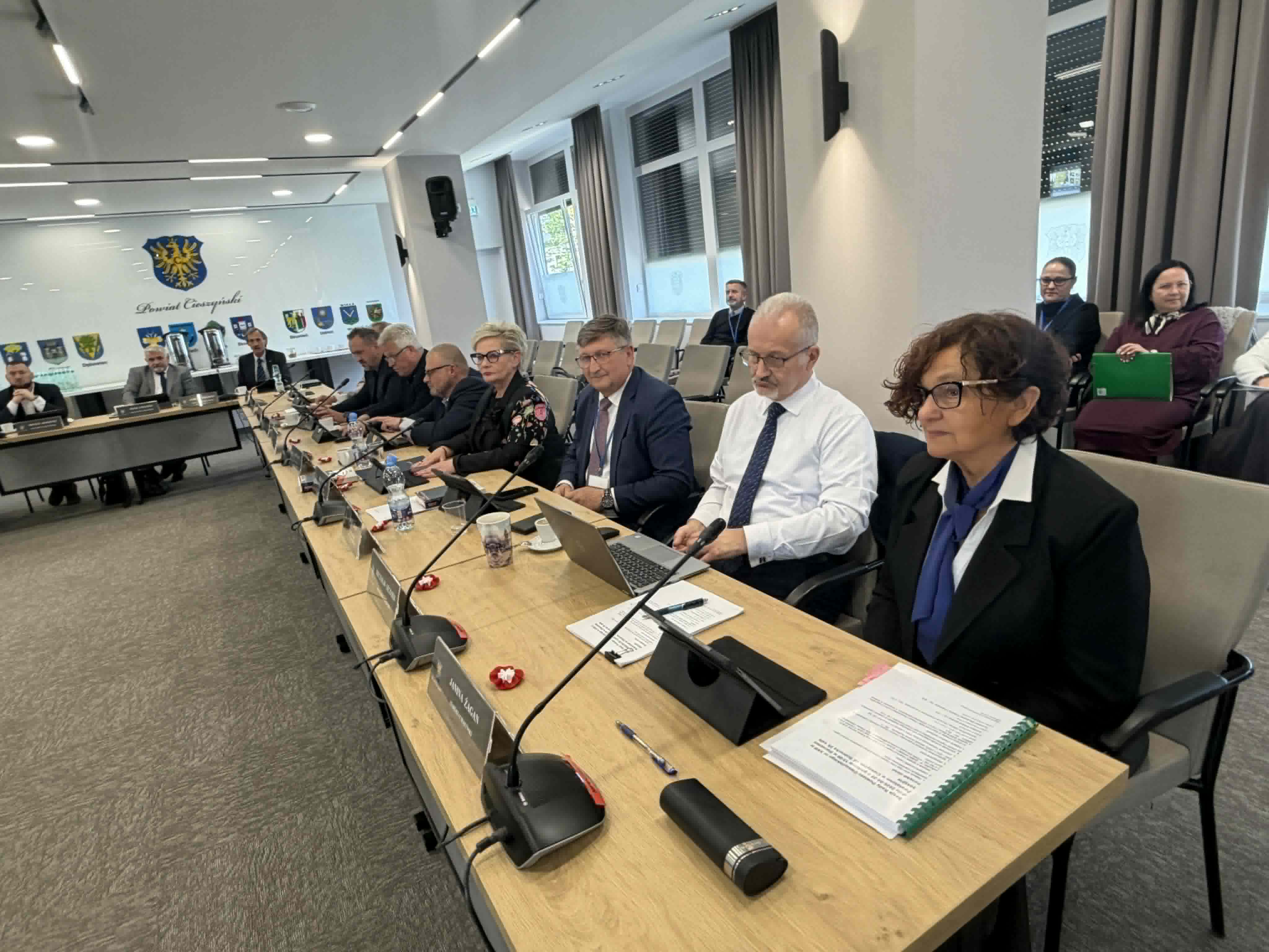 Członkowie rady Powiatu Cieszyńskiego siedzący przy stole. Na pierwszym planie Starosta Cieszyńska Janina Żagan oraz Wicestarosta Cieszyński Mieczysław Szczurek.