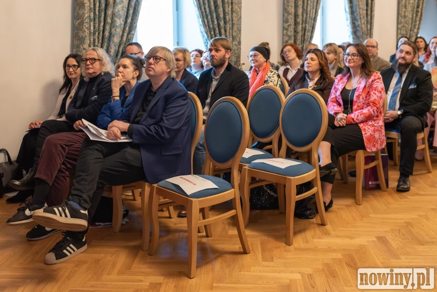 Zdjęcie zrobione przez nowiny.pl. Grupa osób słuchających wykładu.