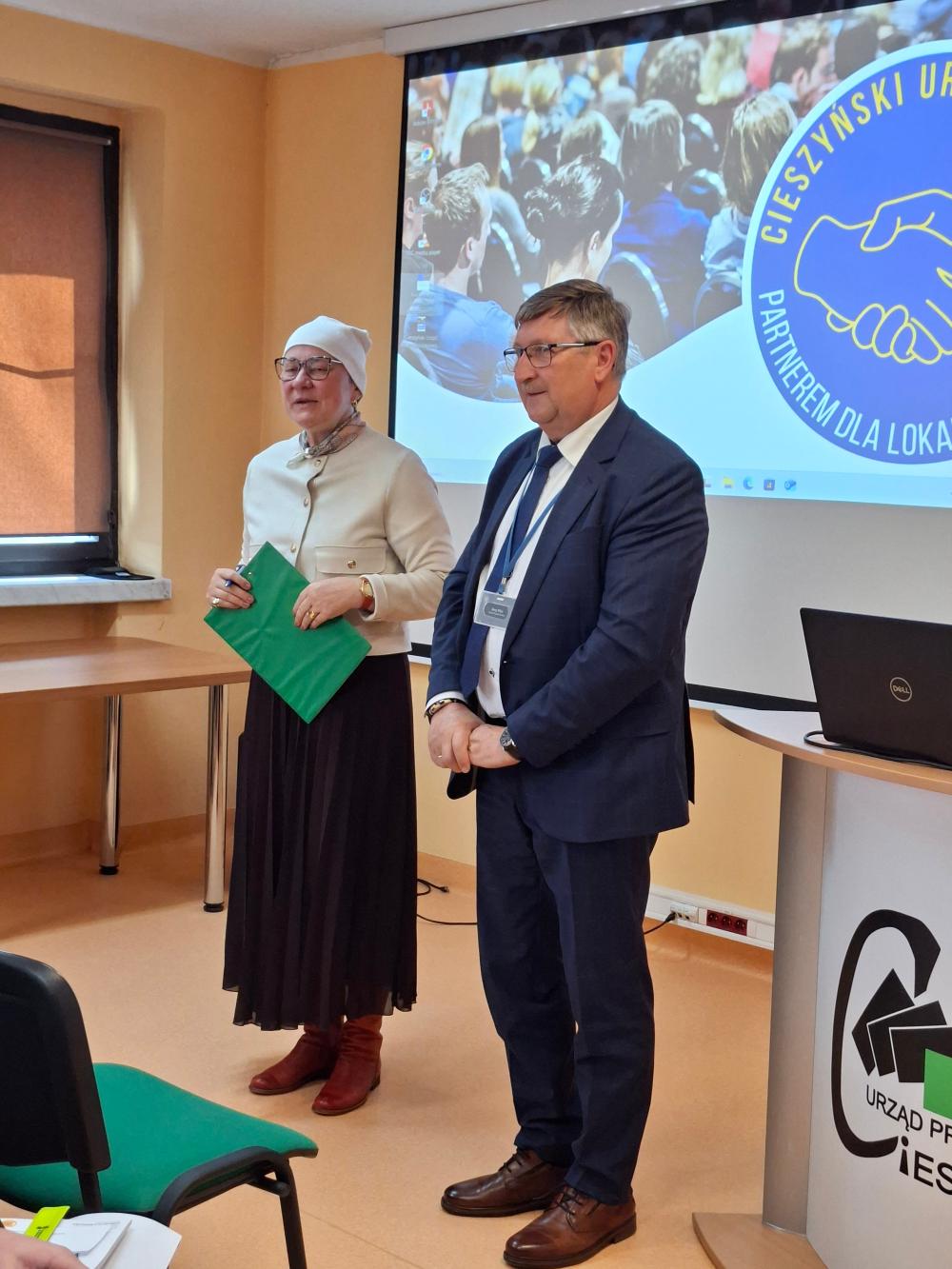 Dyrektor Powiatowego Urzędu Pracy w Cieszynie oraz Członek Zarządu Rady Powiatu na spotkaniu z cyklu Cieszyński Urząd Pracy dla lokalnego biznesu. 