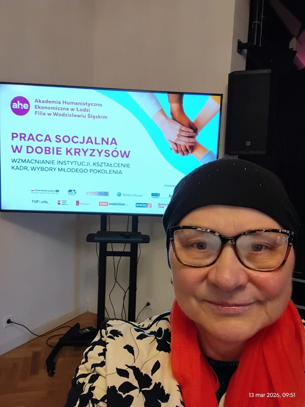 Dyrektor Powiatowego Urzędu Pracy w Cieszynie Pani Anna Stefaniak-Bacza na tle prezentacji dotyczącej pracy socjalnej w dobie kryzysu.