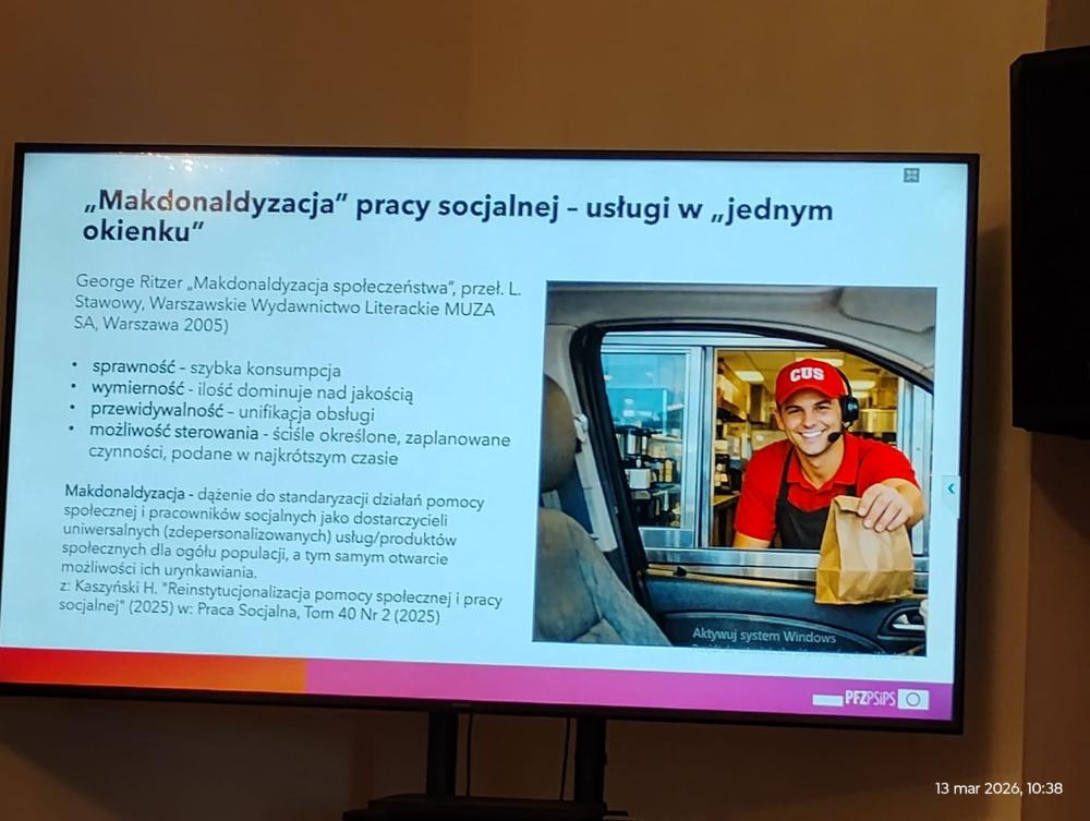 Slajd prezentacji przedstawiający: „Makdonaldyzacja" pracy socjalnej - usługi w „jednym okienku". George Ritzer ,Makdonaldyzacja społeczeństwa", przeł. L Stawowy, Warszawskie Wydawnictwo Literackie MUZA SA, Warszawa 2005): sprawność - szybka konsumpcja, wymierność - ilość dominuje nad jakością, przewidywalność - unifikacja obsługi, możliwość sterowania - ściśle określone, zaplanowane czynności, podane najkrótszym czasie. Makdonaldyzacja- dążenie do standaryzaci działań pomocy spoleczneji pracowników socjalnychj jako dostarczycieli uniwersalnych (zdepersonalizowanych usług/ produktów społecznych ogółu populacji, a tym samym otwarcie możliwości ich urynkawiania. z Kaszyński H. "Reinstytucjonalizacja pomocy społecznej racy socjalnej" (2025 Praca Socjalna, Tom 40 Nr 2 (2025).