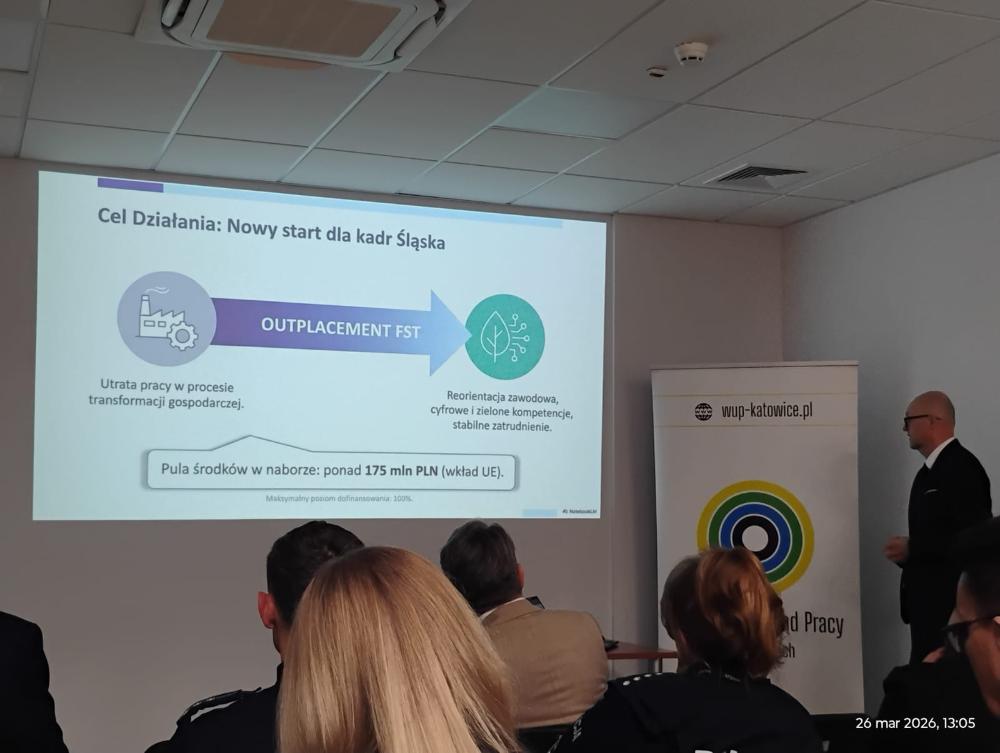 Slajd prezentacji przedstawiający cel działania: Nowy start dla kadr Śląska. Utrata pracy w procesie transformacji gospodarczej. Reorientacja zawodowa, cyfrowe i zielone kompetencje, stabilne zatrudnienie. Na dole slajdu informacja o puli środków w naborze: ponad 175 mln PLN (wkład UE).