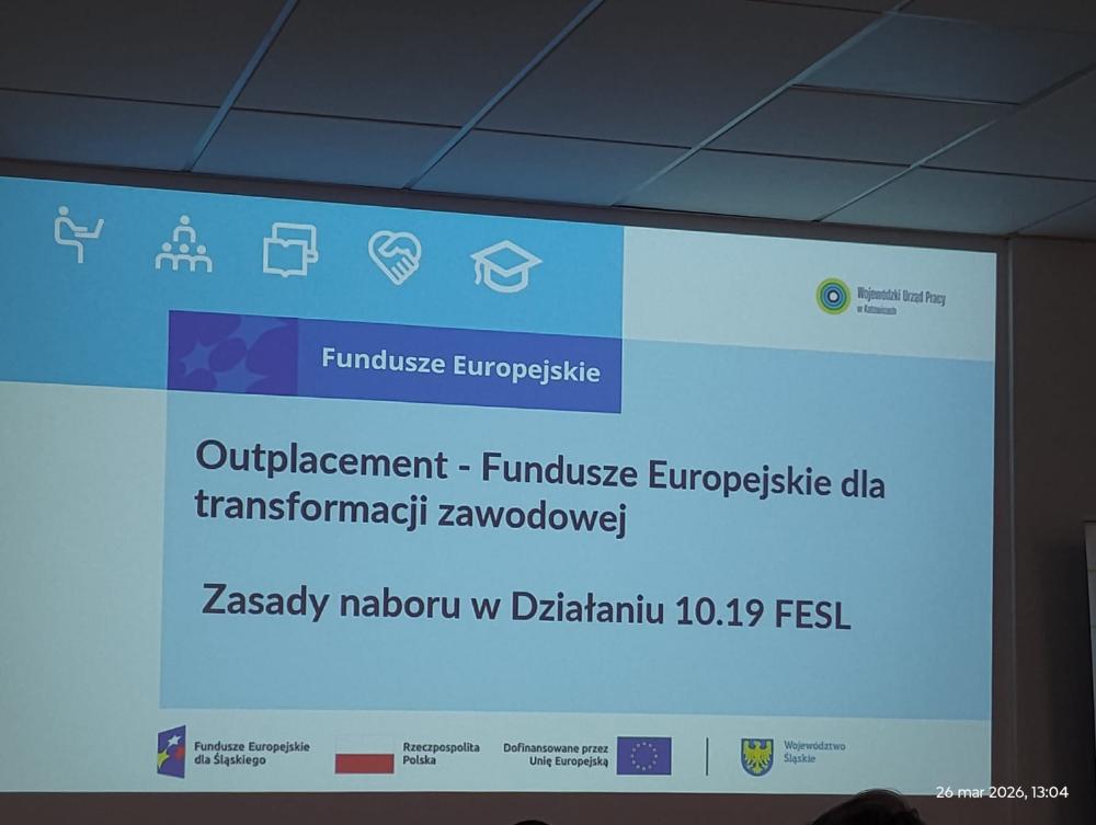 Slajd z prezentacji pt. „Fundusze Europejskie”. Na środku widoczny tytuł: „Outplacement – Fundusze Europejskie dla transformacji zawodowej” oraz podtytuł „Zasady naboru w Działaniu 10.19 FESL”. W prawym górnym rogu logo Wojewódzkiego Urzędu Pracy w Katowicach, na dole logotypy Funduszy Europejskich dla Śląskiego, Rzeczypospolitej Polskiej, Unii Europejskiej oraz Województwa Śląskiego.