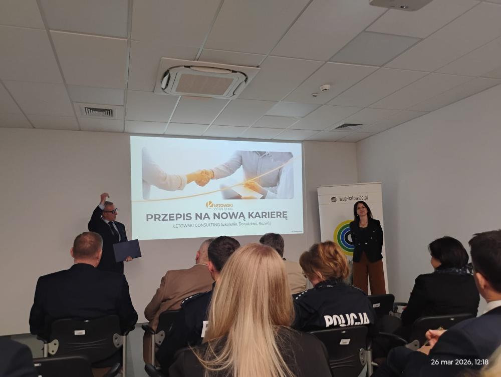Osoby uczestniczące w spotkaniu informacyjnym, patrzące na slajd prezentacji przedstawiający przepis na nową karierę. Prezentacja prowadzona przez Łętowski Consulting Szkolenia, Doradztwo, Rozwój.