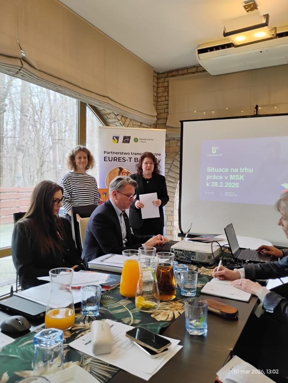 Przedstawicielki partnerstwa Eures-T Beskydy ze strony Czech. W tle widać slajd prezentacji dotyczącej sytuacji na czeskim rynku pracy.