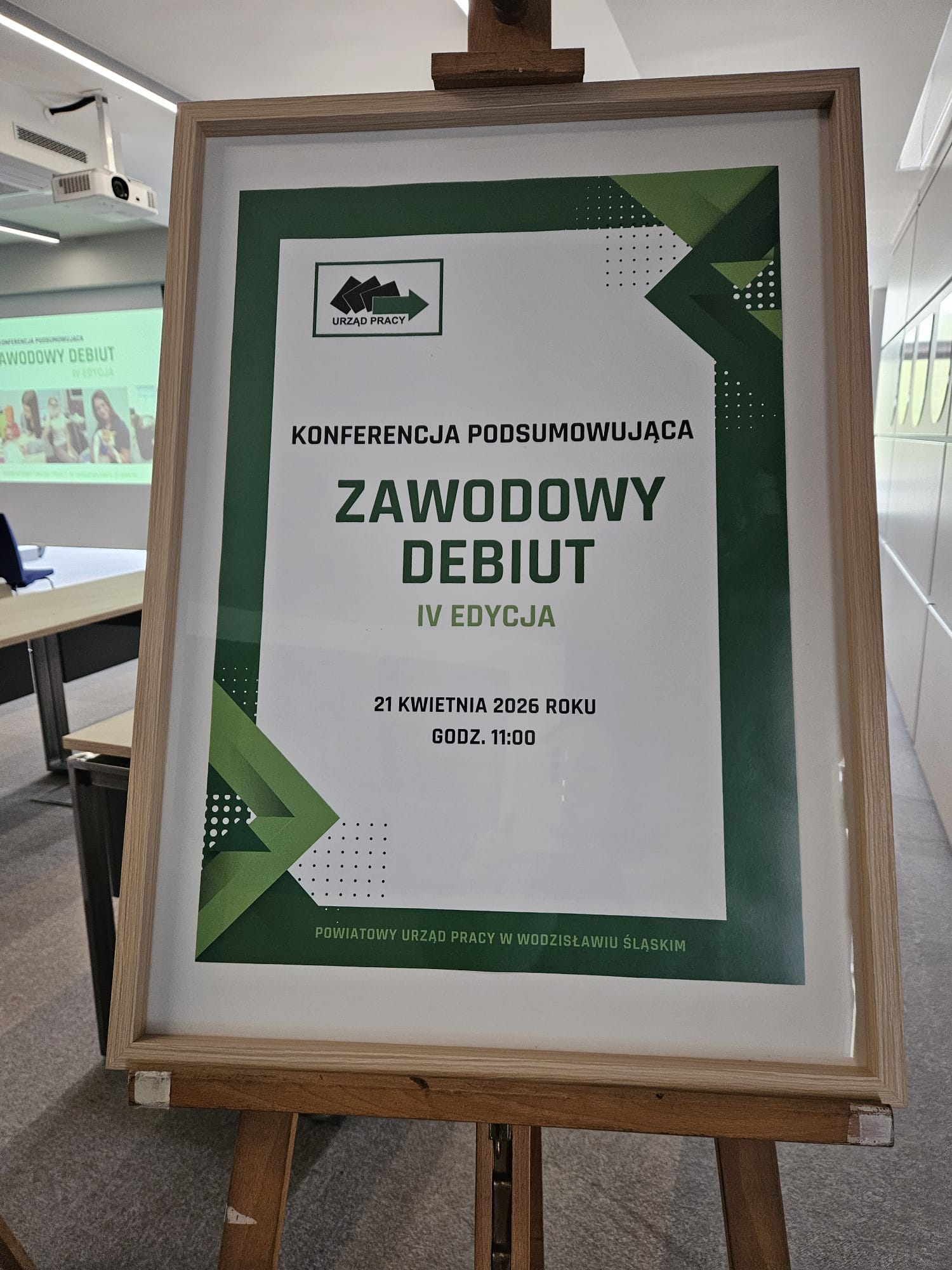 Plakat konferencji podsumowującej czwartą edycję projektu ZAWODOWY DEBIUT, która odbyła się 21.04.2026 we Wodzisławiu Śląskim o godz. 11:00